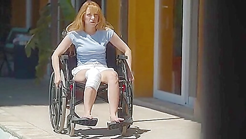 She's alownig elisa  backstaget