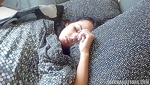 Hawt sweetheart gives head in her boyfriend